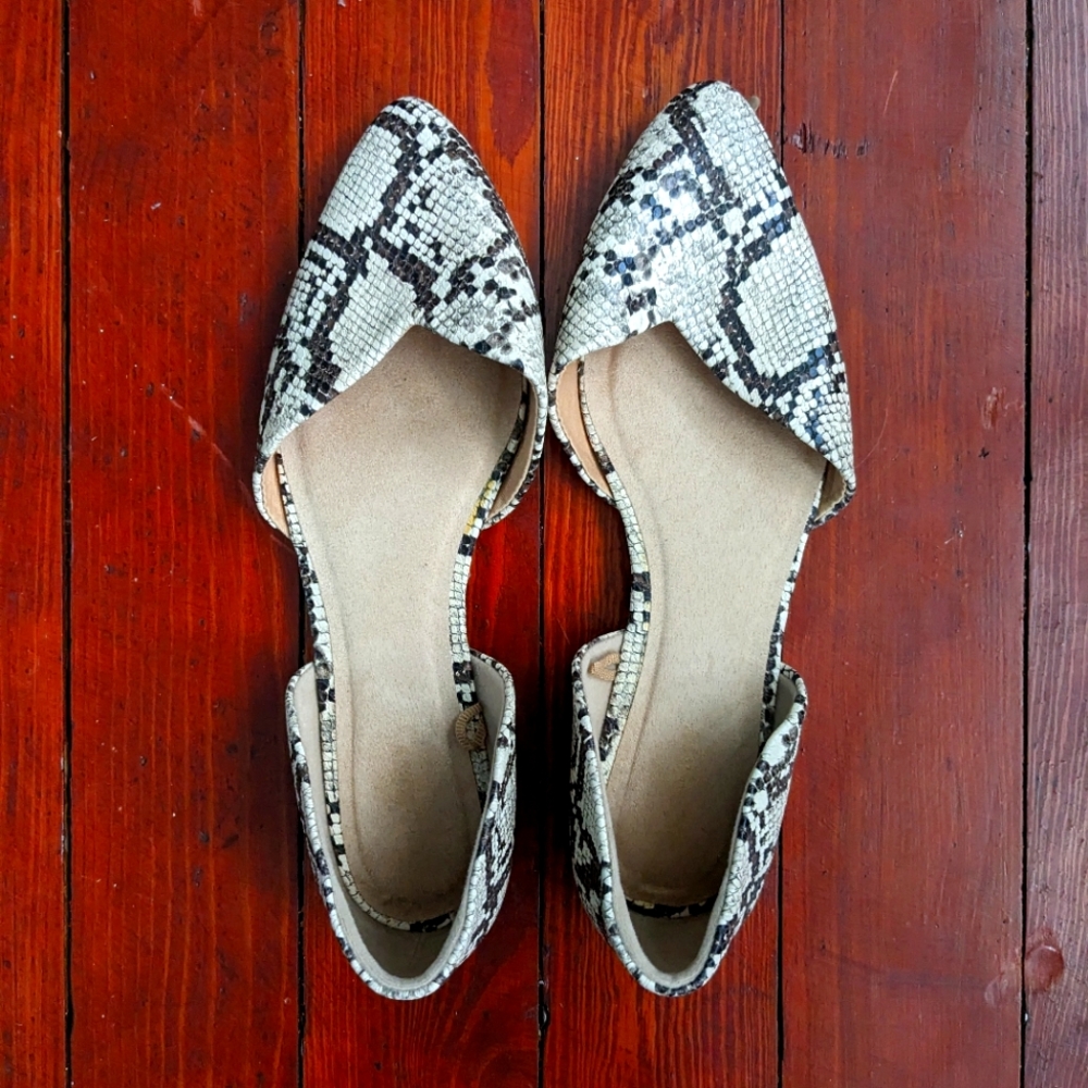 Old Navy Pointy Toed snakeskin Flats size 10